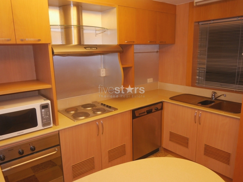 A 2 bedroom condominium in ultimate location of Ploenchit Road, photo 8