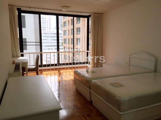 3 Bedrooms spacious for rent close to Chidlom BTS stations, photo 2
