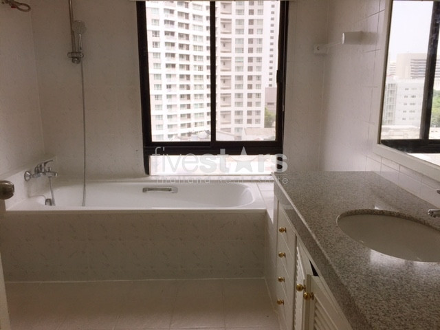 3 Bedrooms spacious for rent close to Chidlom BTS stations, photo 7