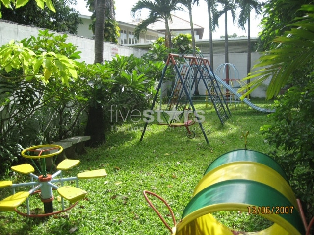 4 bedroom house compound for rent Phrompong to Thonglor