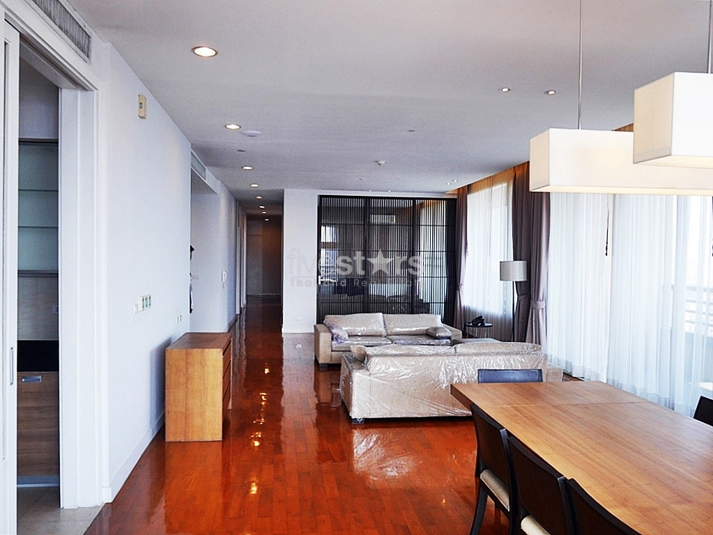 Appartement de luxe de 4 + 1 chambres dans un quartier pratique à proximité de la station Phrom Phong BTS