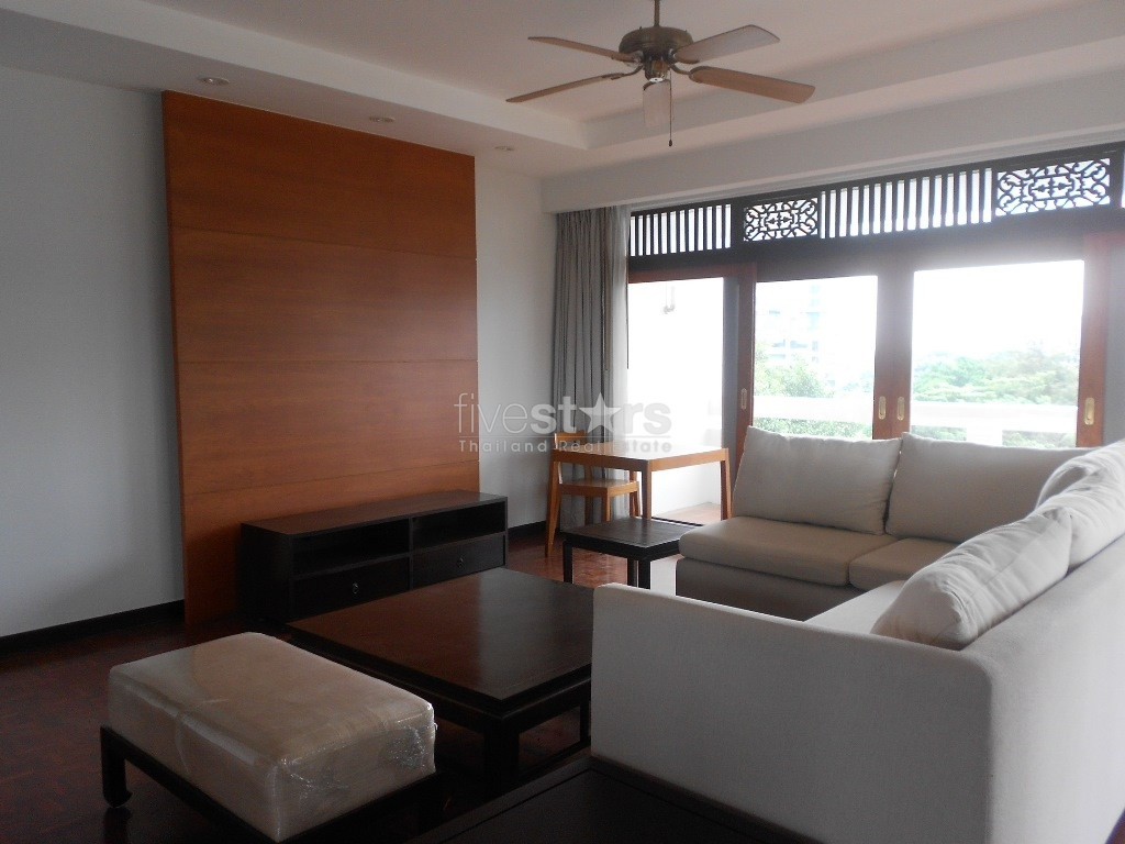 3 bedroom penthouse large balcony for rent close to the MRT Lumpini station