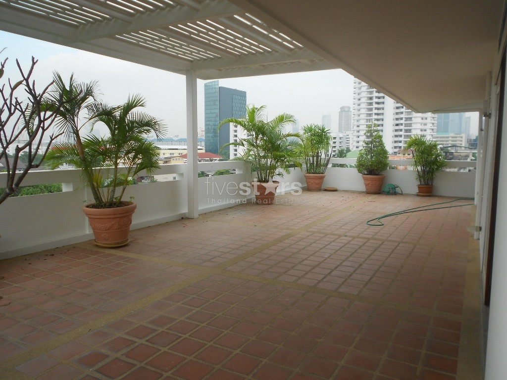 3 bedroom penthouse large balcony for rent close to the MRT Lumpini station, photo 5