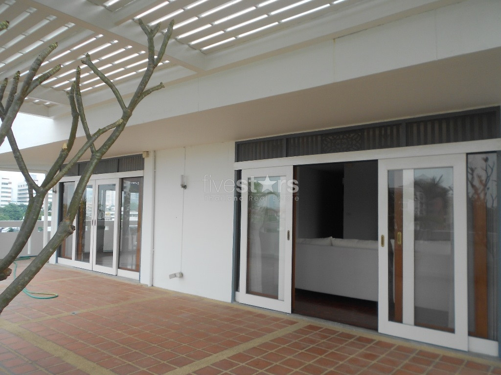 3 bedroom penthouse large balcony for rent close to the MRT Lumpini station, photo 2