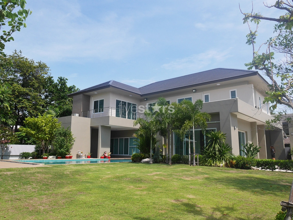 Maison luxueuse avec piscine privée et jardin