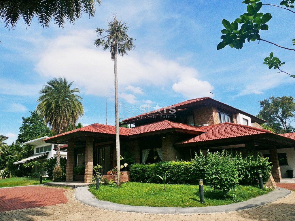 5+1 bedroom house with private pool