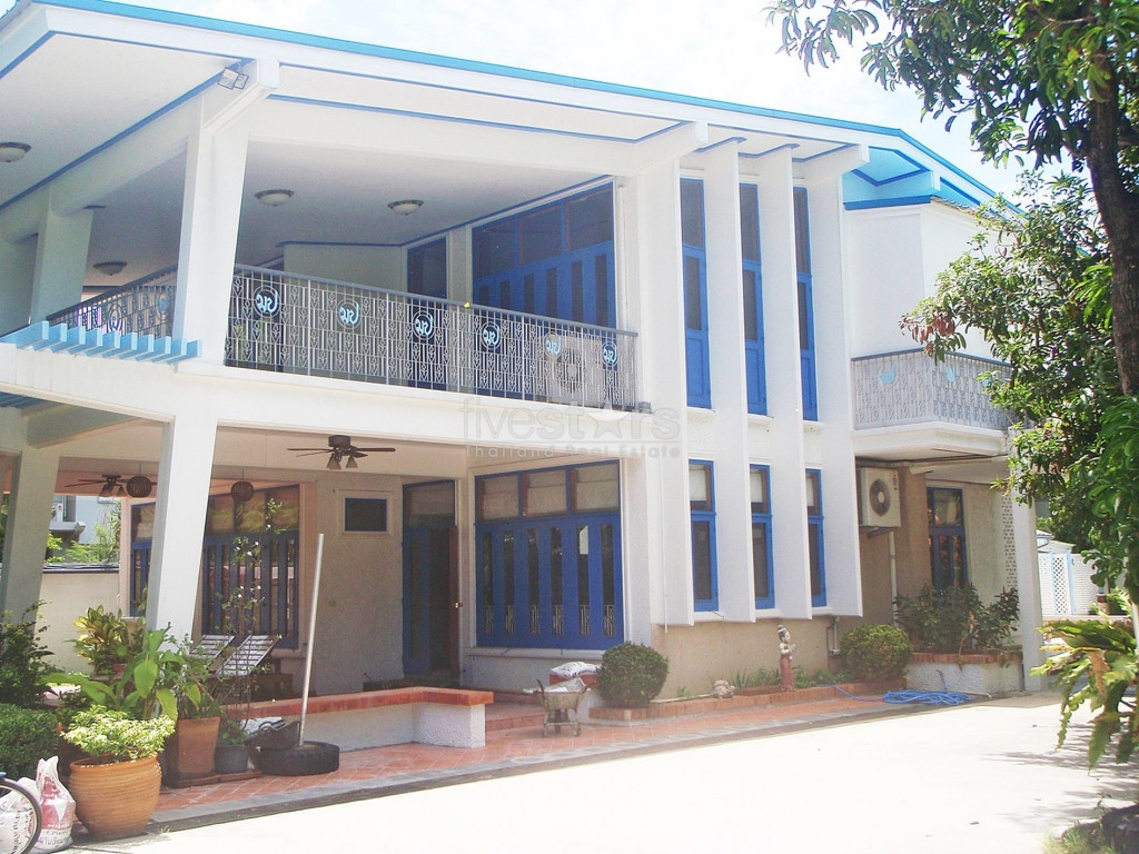 4 bedroom house with private pool for rent on Phrom Phong
