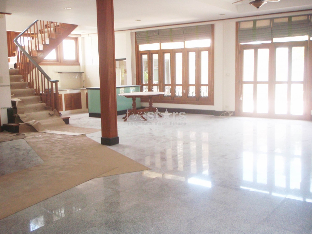 4 bedroom house with private pool for rent on Phrom Phong, photo 8