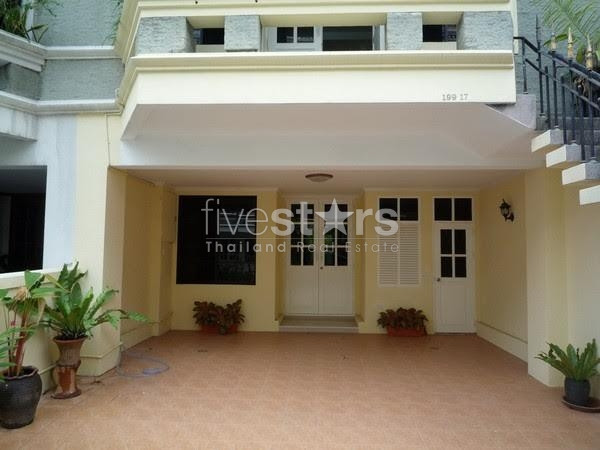 3 bedroom   townhouse in compound at Phromphong area