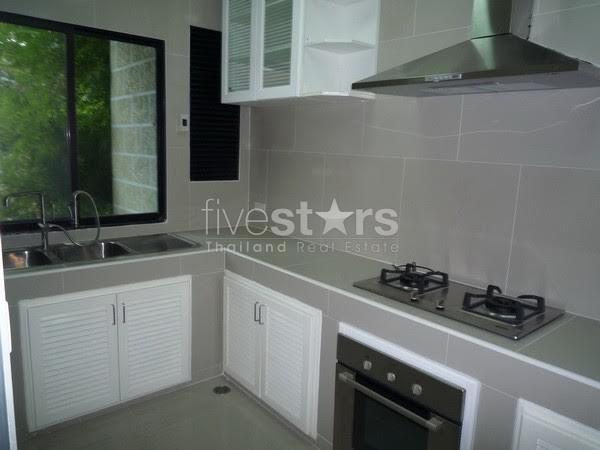 3 bedroom   townhouse in compound at Phromphong area, photo 2