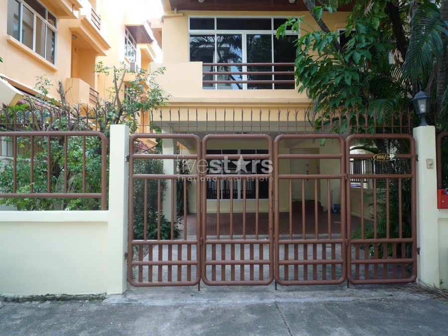 Maison de ville de 3 chambres dans la région de Phromphong