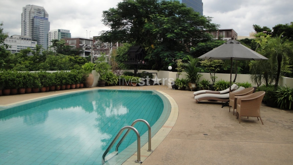 3 bedroom condo for rent close to the MRT Lumpini station
