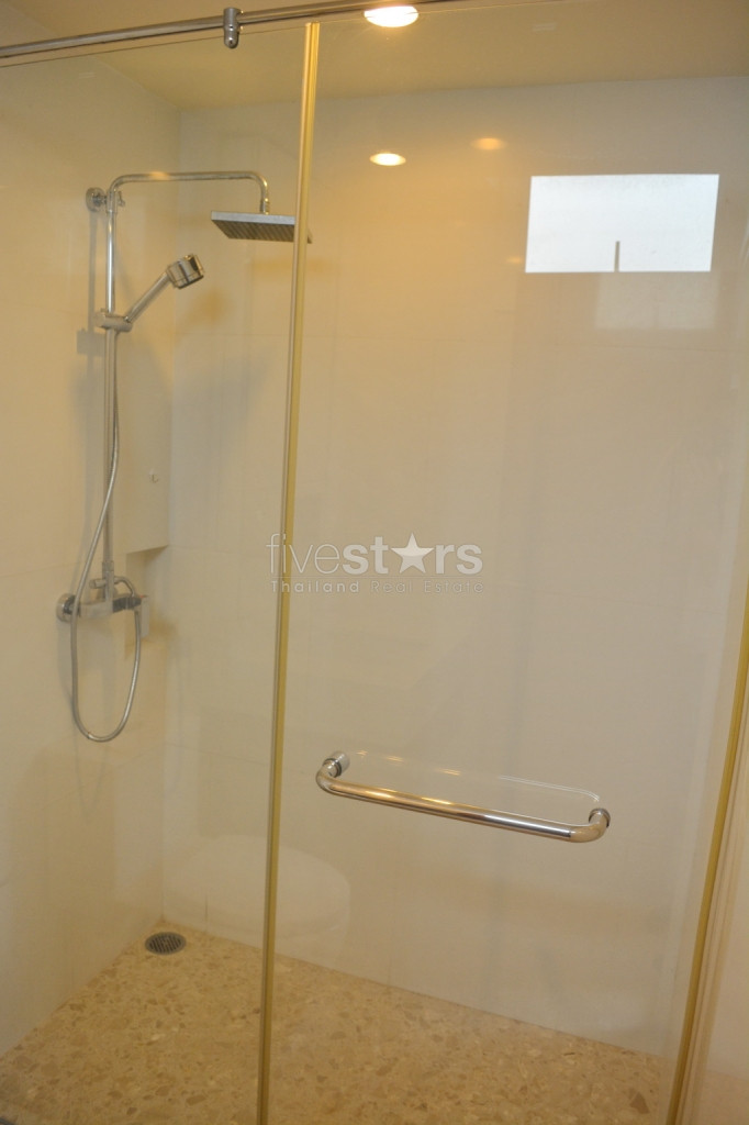 2-bedroom corner unit in modern residence in the Asoke area, photo 9