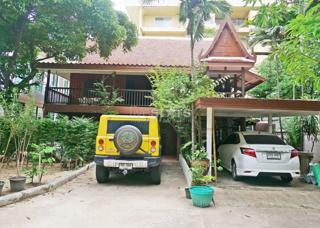 Thai style house in cozy area of Thonglor