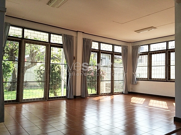 Maison vintage spacieuse avec beau jardin, photo 3