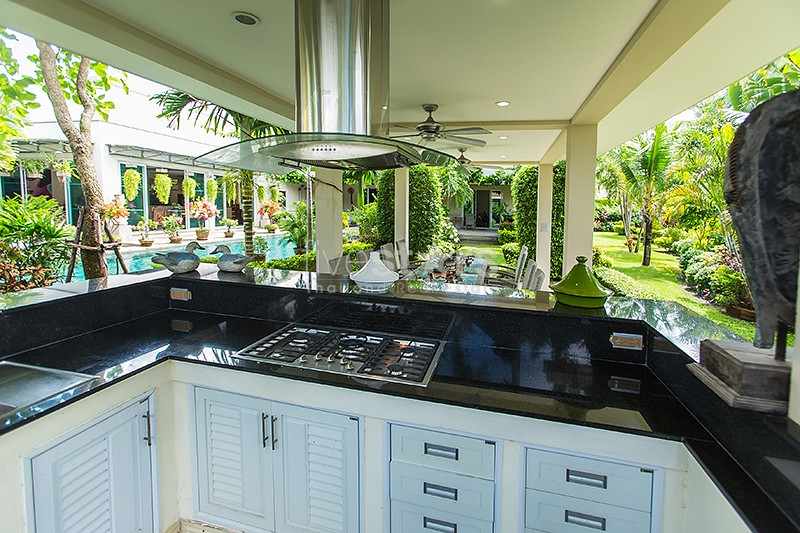 Lovely 4-bedroom villa close to the beach