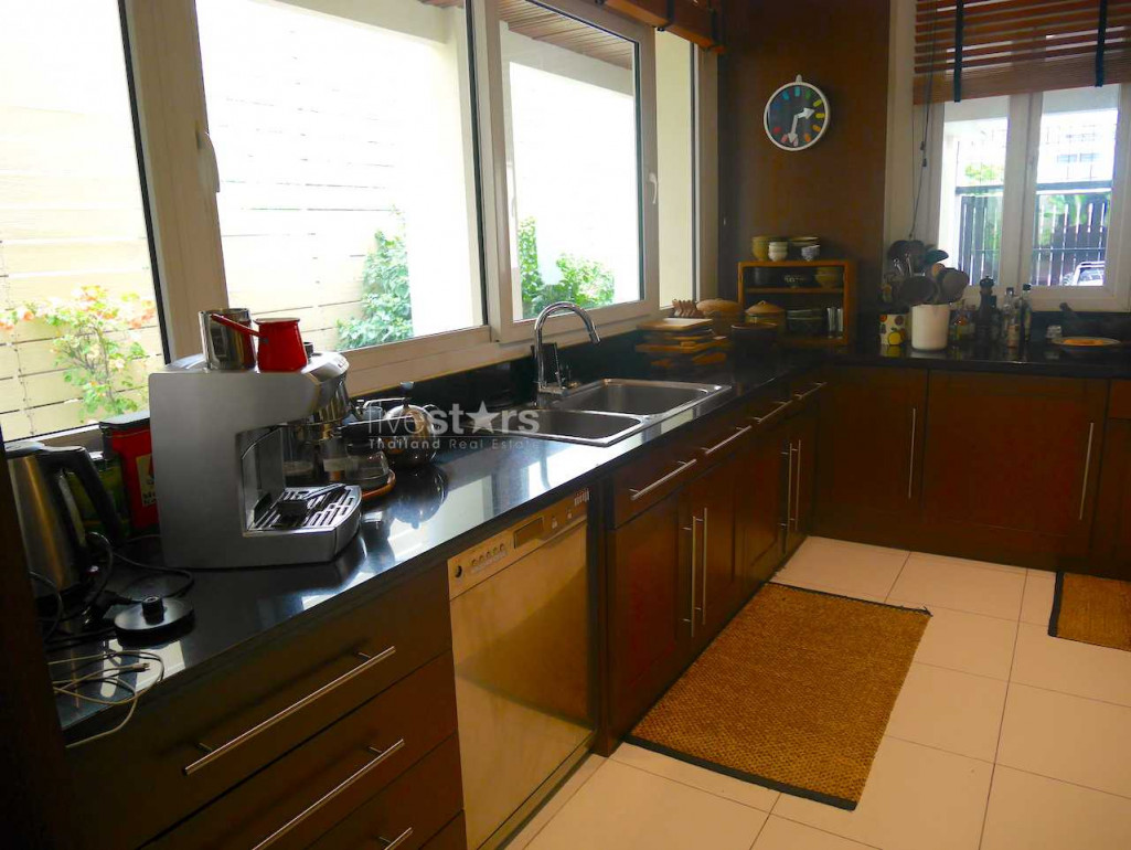jolie maison avec 4 chambres et piscine privée quartier Phromphong, photo 3