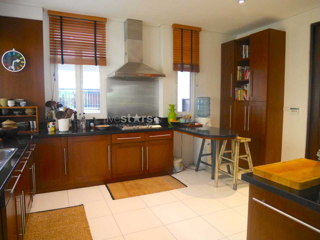 jolie maison avec 4 chambres et piscine privée quartier Phromphong, photo 2