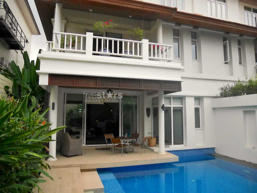 jolie maison avec 4 chambres et piscine privée quartier Phromphong