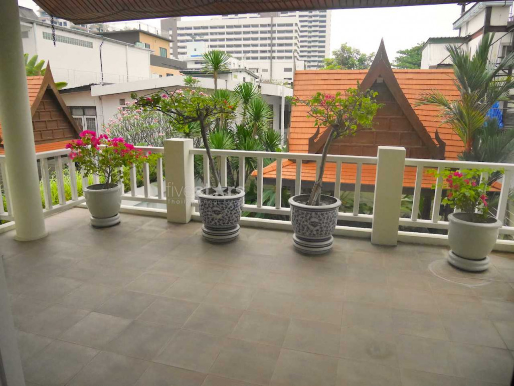 jolie maison avec 4 chambres et piscine privée quartier Phromphong, photo 8
