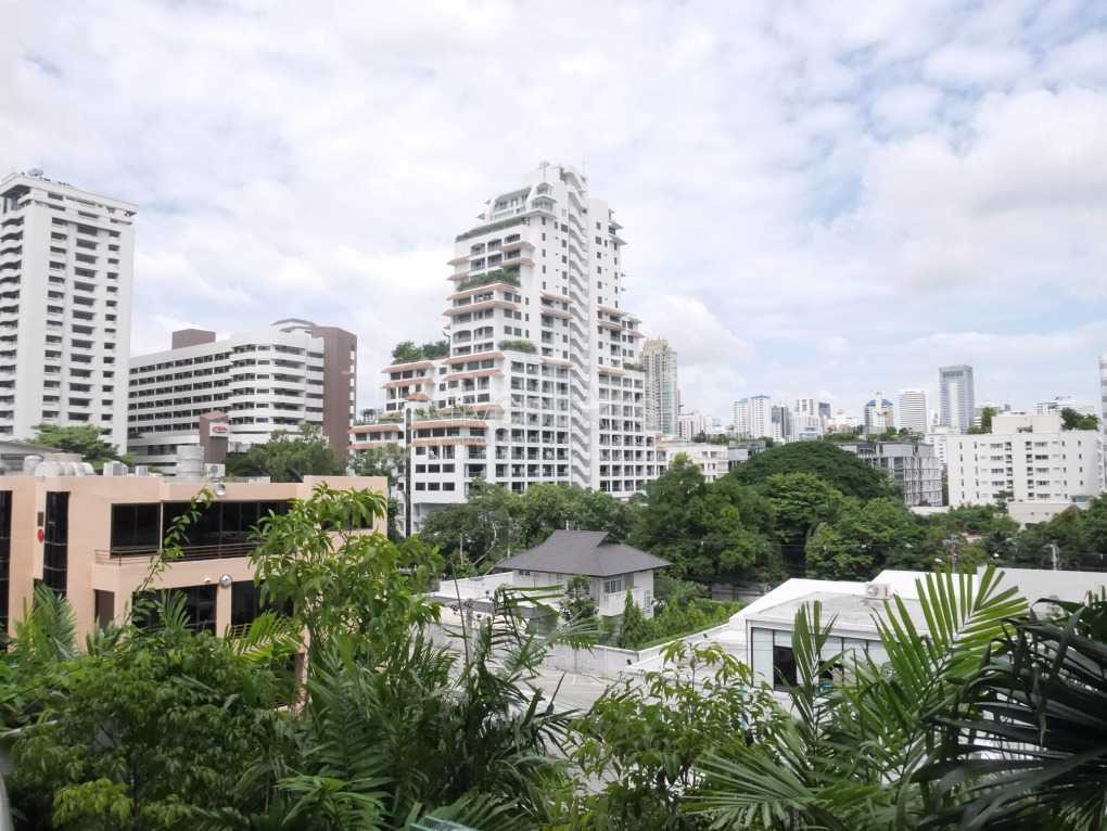 Duplex 3 chambres avec grande terrasse quartier Phromphong