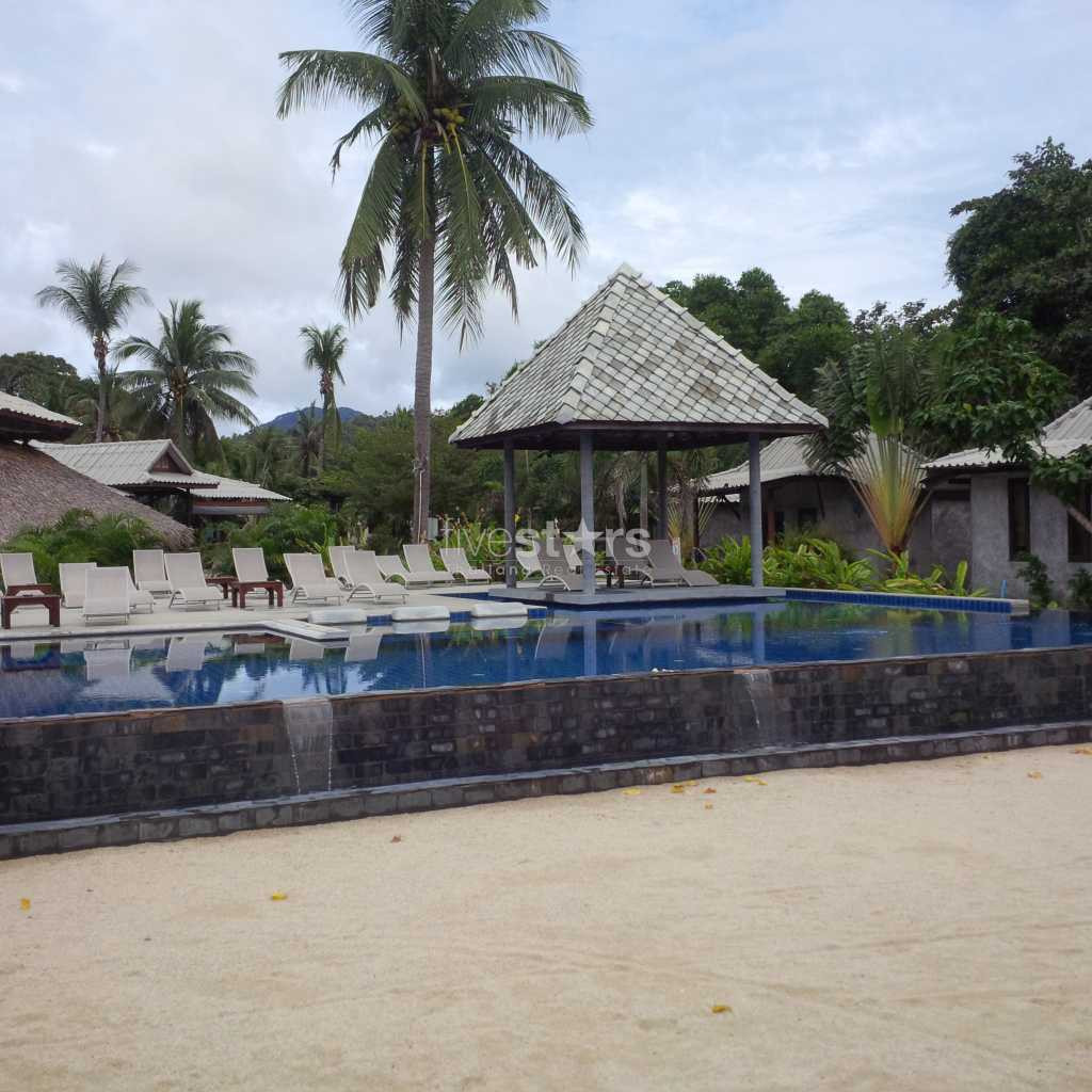 Beautiful 41 rooms resort with a private beach