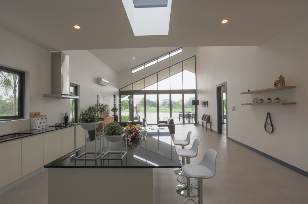 Villa neuve avec piscine privée et vue lac, photo 8