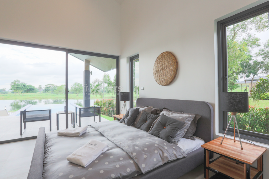 Villa neuve avec piscine privée et vue lac, photo 9