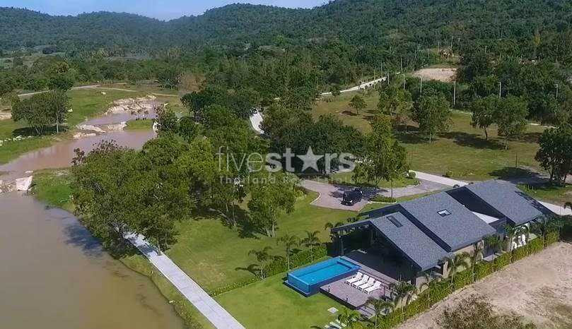 Villa neuve avec piscine privée et vue lac
