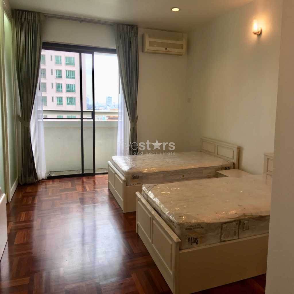 Appartement de 2 chambres entièrement rénové proche du BTS Phrom Phong, photo 5