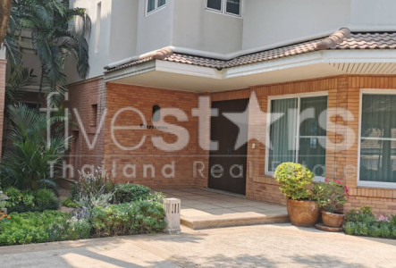 4+1 bedroom nice house in compound for rent