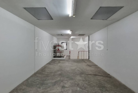 Commercial building for rent on Pratu Nam Intersection  