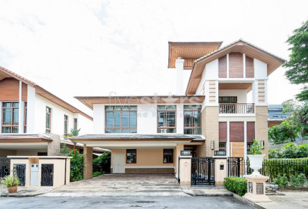 Luxury house private pool in compound on Phrakanong area