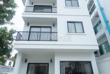 Detached house 3-Bedrooms for rent on Prakhanong