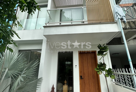 4-bedroom townhouse for sale in Pra Khanong area