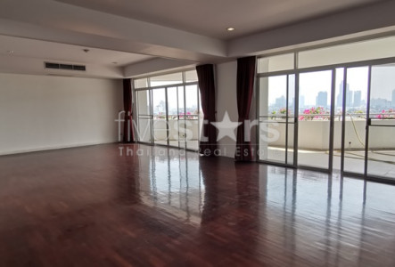 Large 4 bedroom apartment with big balcony in Ekamai
