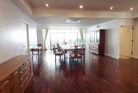 Large 4 bedroom apartment with big balcony in Ekamai