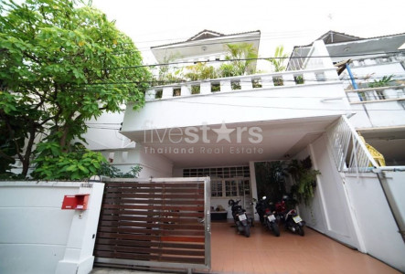 Pet friendly 4 bedrooms house for rent in Ekamai