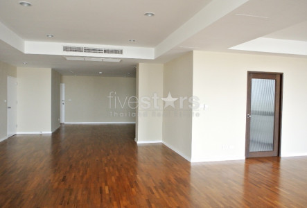 4 bedroom spacious condo for rent on Ekamai,