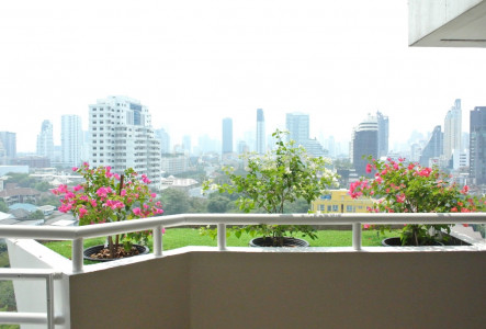 3 bedroom spacious condo for rent on Ekamai