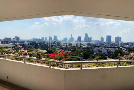 4 bedroom spacious condo for rent on Ekamai