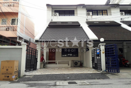 Townhouse for rent in Phrakhanong