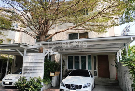 Townhouse in compound 4 bedrooms for rent in Sukhumvit BTS Ekamai