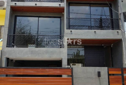Pet friendly townhouse 3 bedrooms for rent in Ekamai