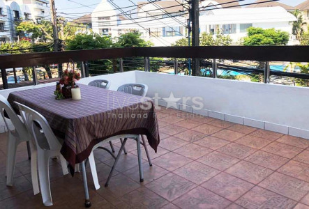 Townhouse in compound 4 bedrooms for rent in Sukhumvit BTS Phrakhanong BTS Ekamai