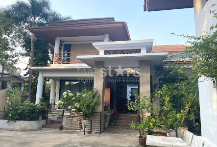 Large house for sale on 800 sqm plot of land Phrakanong area