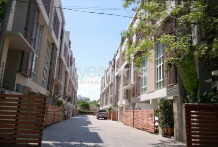 In Bangkok, A modern 3 bedrooms townhouse in secure compound in Ekamai area.