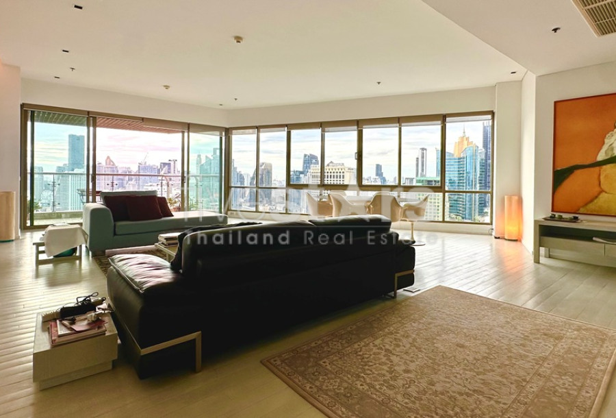 3+1 bedrooms condo for sale on Asoke to Ratchdaphisek road