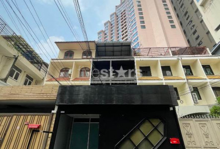 3-storey townhouse for rent close to Asoke BTS Station
