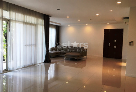 Spacious 4 bedrooms apartment for rent in Asoke